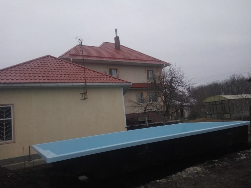 Композитный бассейн Эклипс в Днепре, монтаж стекловолоконной чаши возле дома.