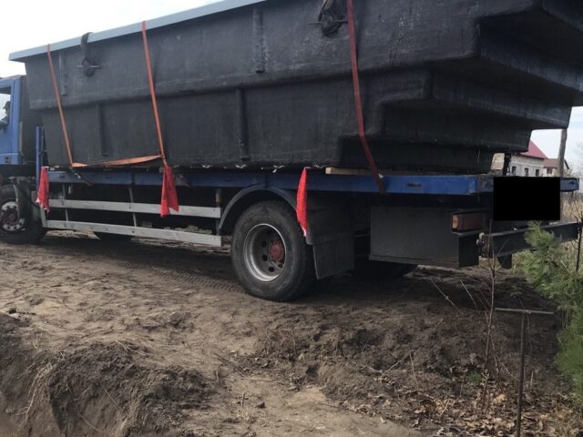 Доставка чаши композитного бассейна на грузовом автомобиле к краю котлована на объекте в городе Днепр.