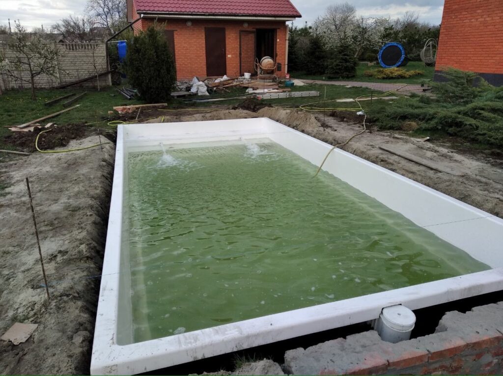 Проверка работы форсунок и герметичности систем в белом композитном бассейне во время первого наполнения.