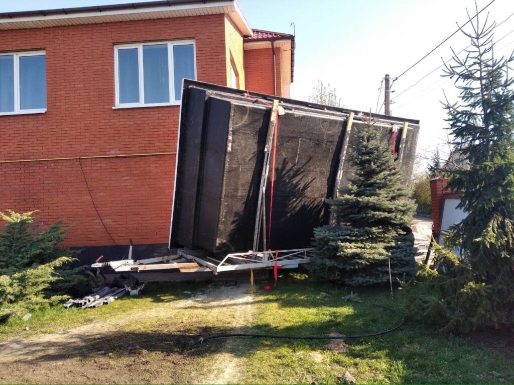 Транспортировка композитной чаши бассейна Эклипс на специальном прицепе для доставки на объект в Днепре.