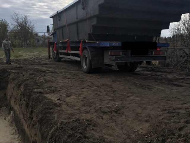 Процес доставки композитного басейну Екліпс 7.6м на об'єкт у Дніпрі, вигляд чаші на маніпуляторі з боку вбудованих сходинок.
