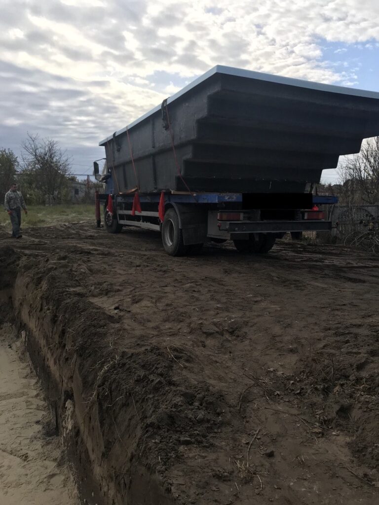 Процес доставки композитного басейну Екліпс 7.6м на об'єкт у Дніпрі, вигляд чаші на маніпуляторі з боку вбудованих сходинок.