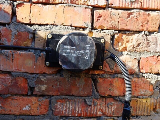 Понижувальний трансформатор для системи підсвічування, який забезпечує живлення прожекторів у композитному басейні.