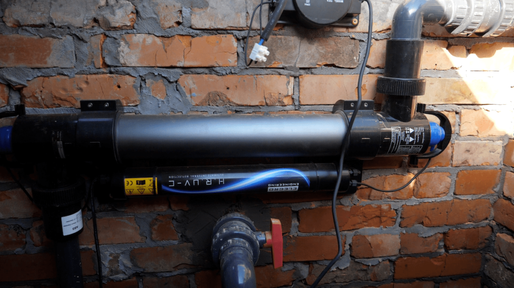 Ультрафіолетовий стерилізатор Elecro для дезінфекції води в композитному басейні, встановлений у цегляному технічному приміщенні.