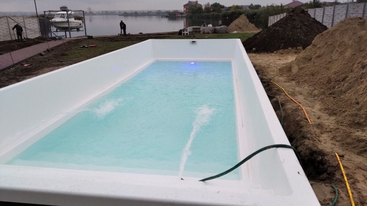 Процесс наполнения белого композитного бассейна Эклипс 10 метров водой с включенной синей подсветкой