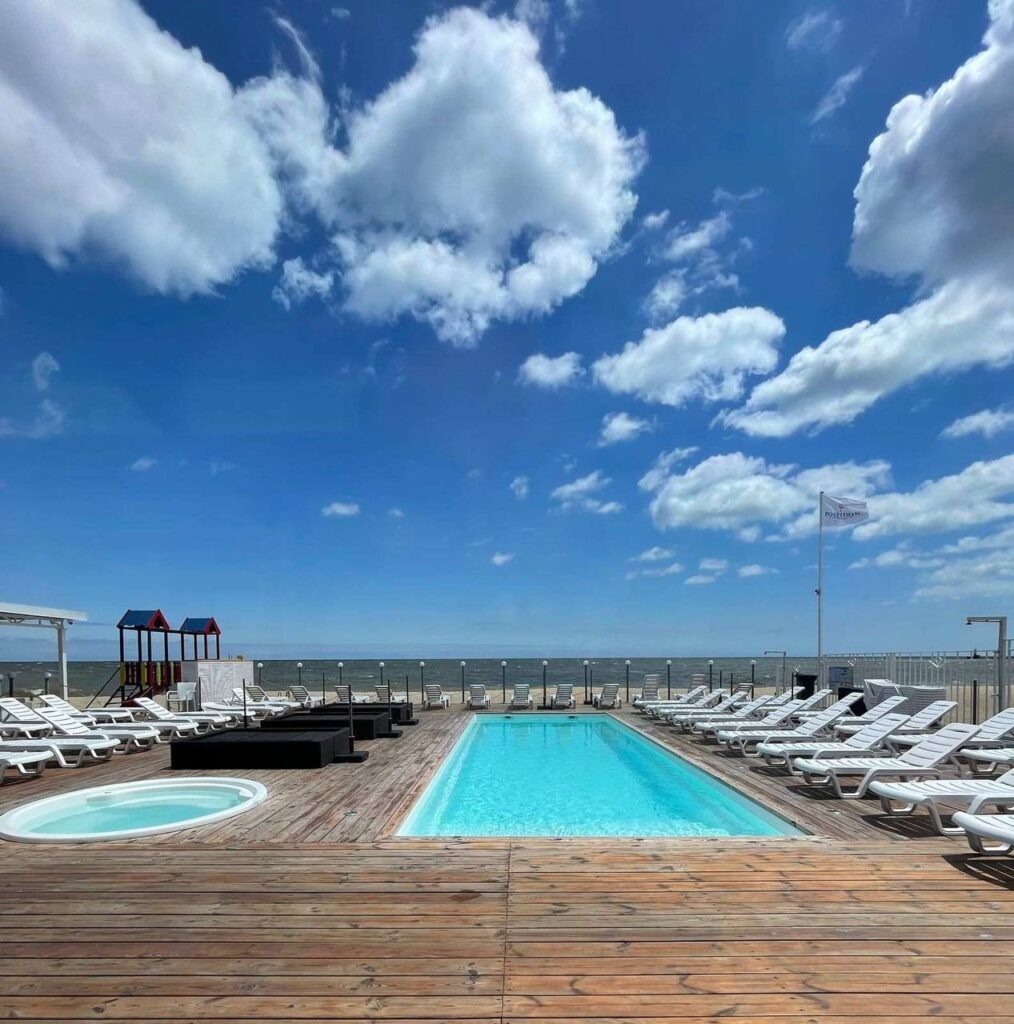 Большой прямоугольный бассейн Эклипс 11м и круглая SPA-ванна от Grand Pools на фоне моря и неба в Одессе