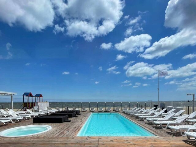 Великий прямокутний басейн Екліпс 11м та кругла SPA-ванна від Grand Pools на фоні моря та неба в Одесі