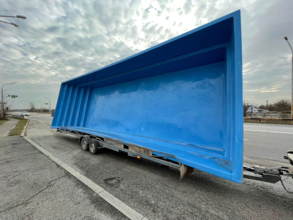 Великий синій композитний басейн Екліпс 11 метрів на довгому причепі під час транспортування
