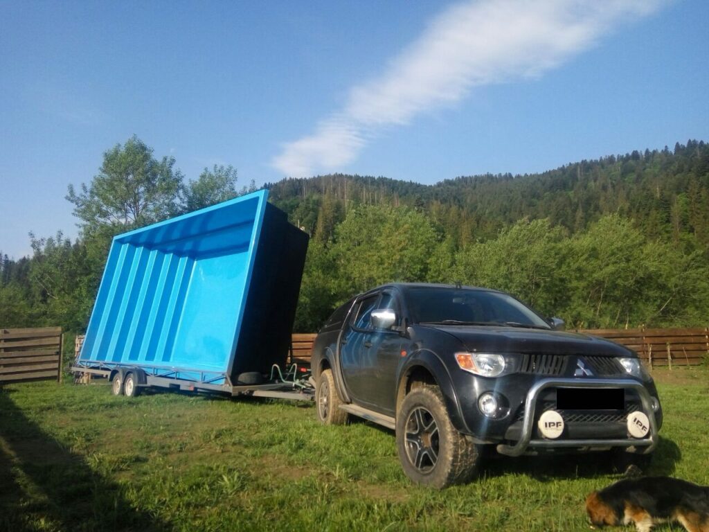 Доставка синього композитного басейну Екліпс 7.6 метрів у гірську місцевість на спеціальному причепі