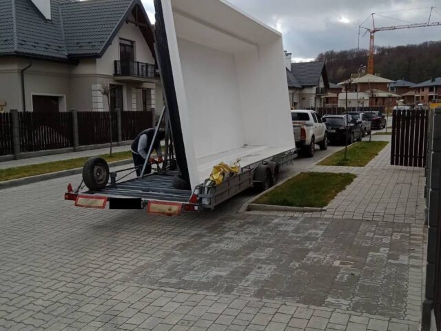Транспортування великогабаритної чаші композитного басейну Екліпс 9 метрів на спеціальному причепі в Києві