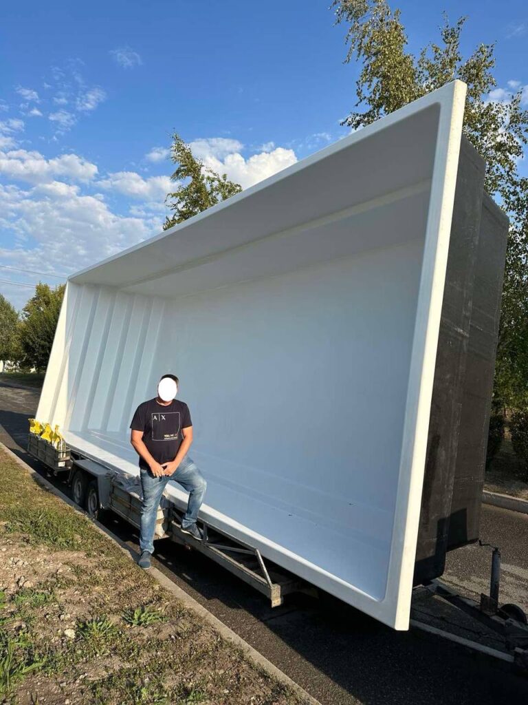 Большая белая чаша композитного бассейна Эклипс 10 метров на прицепе во время доставки