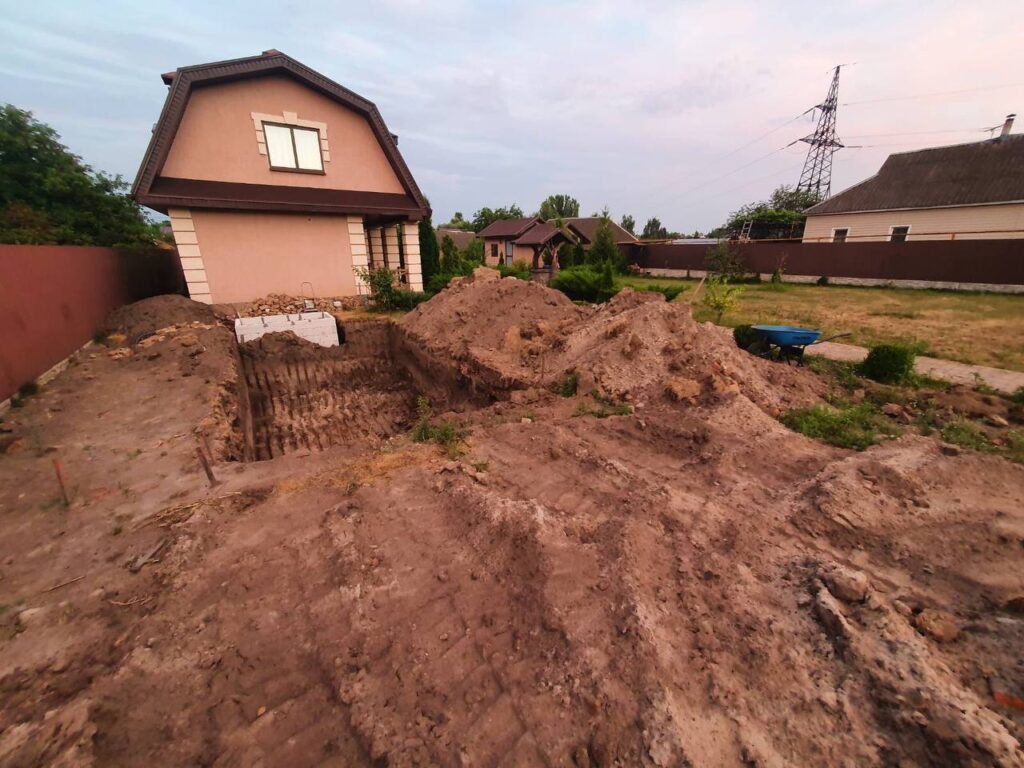 Риття котловану під композитний басейн Екліпс 7.6 метрів на заміській ділянці