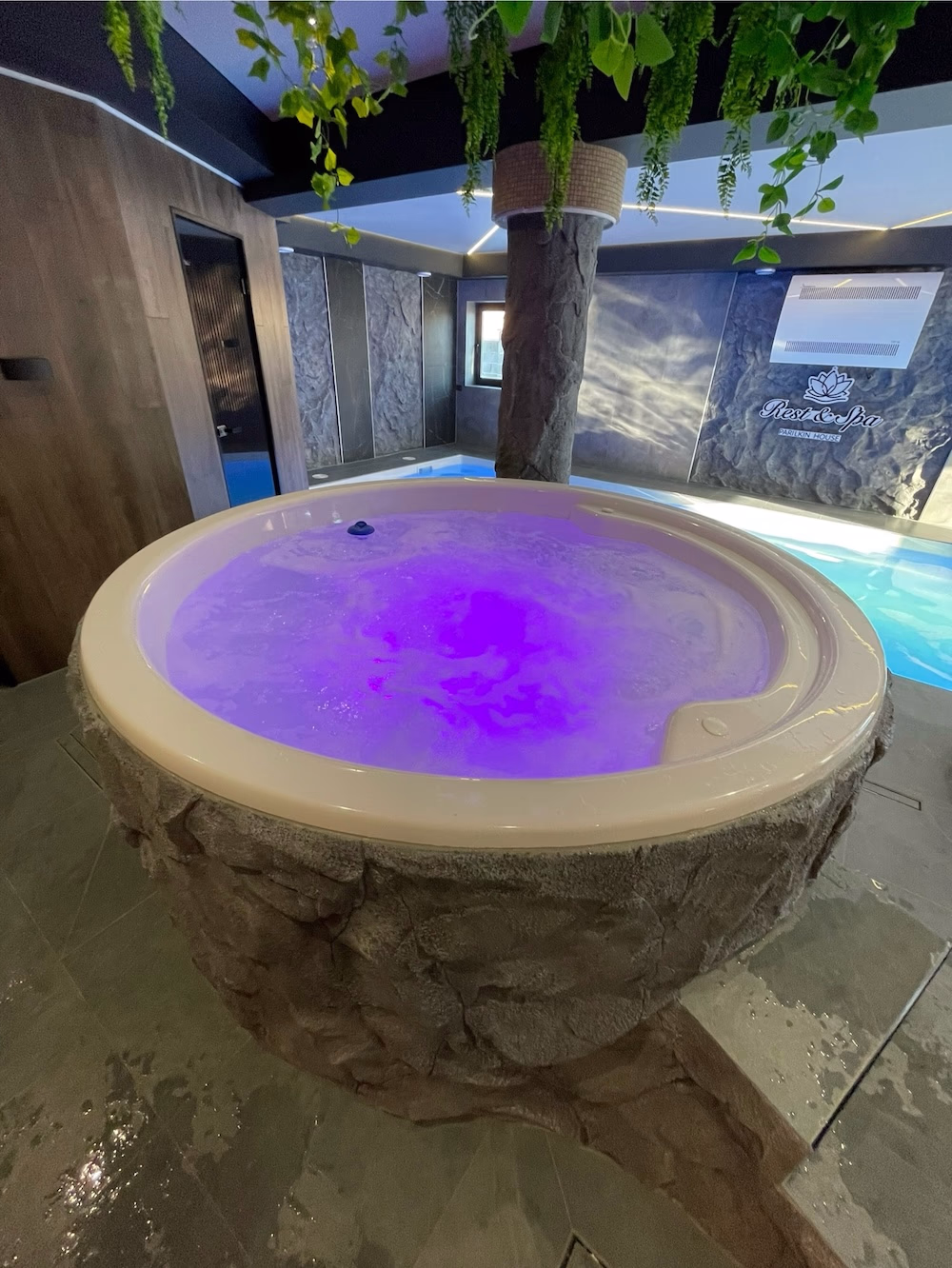 Чан-джакузі на подиумі з підсвіткою — встановлення в SPA-центрі, Дніпро
