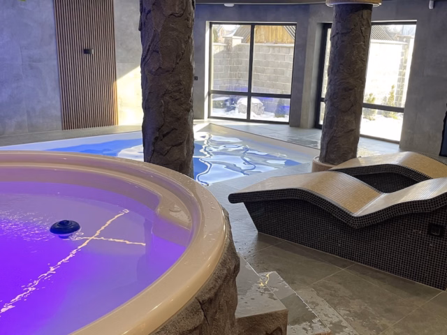 Интерьерная купель-джакузи на каменном подиуме в SPA-комплексе, Киев.