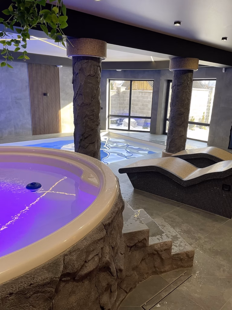 Интерьерная купель-джакузи на каменном подиуме в SPA-комплексе, Киев.