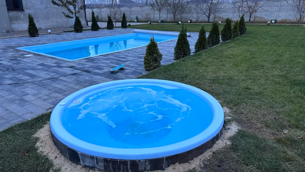 Вмонтированный в землю композитный чан-джакузи Grand Pools рядом с бассейном, Днепр