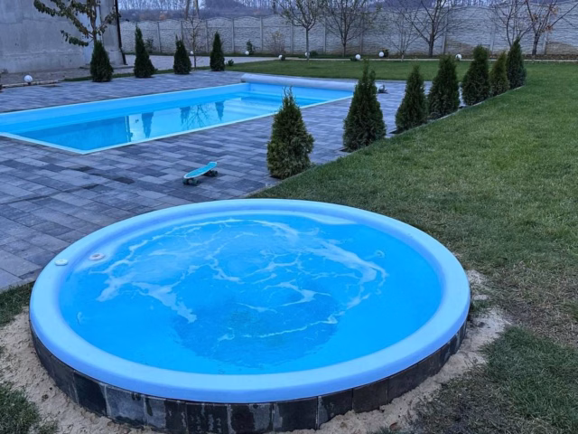 Вмонтированный в землю композитный чан-джакузи Grand Pools рядом с бассейном, Днепр