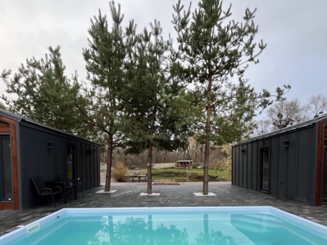 Прямокутний світло-синій композитний басейн Luna 6 метрів від Grand Pools, встановлений між двома сучасними будинками