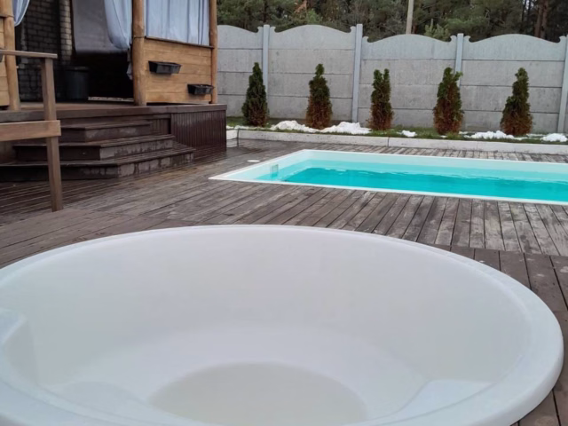 Комплексное обустройство зоны отдыха: уличная купель и бассейн от Grand Pools.