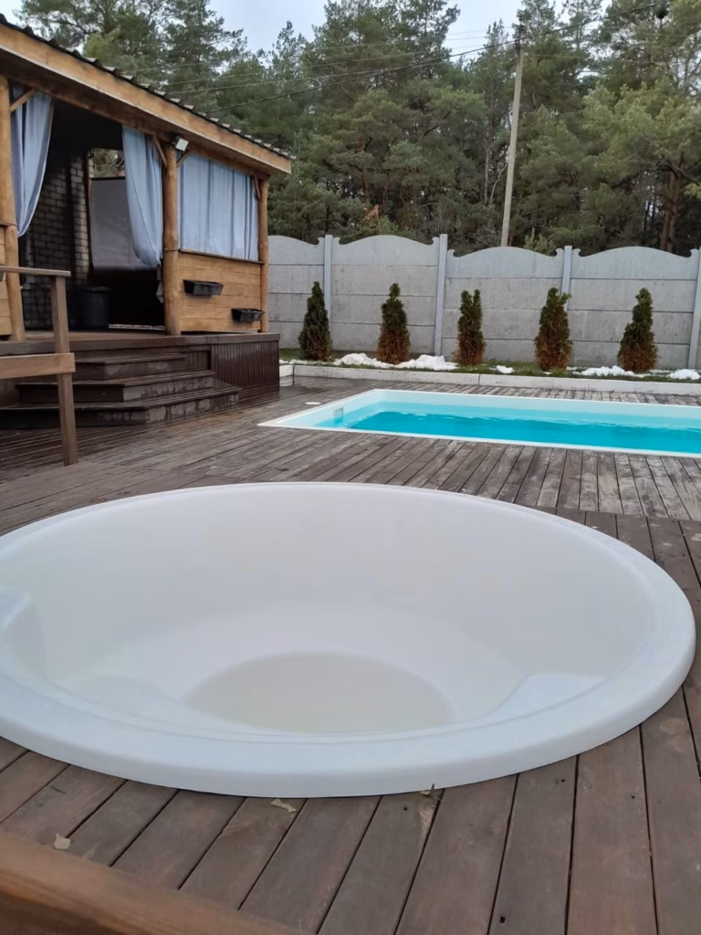 Комплексное обустройство зоны отдыха: уличная купель и бассейн от Grand Pools.