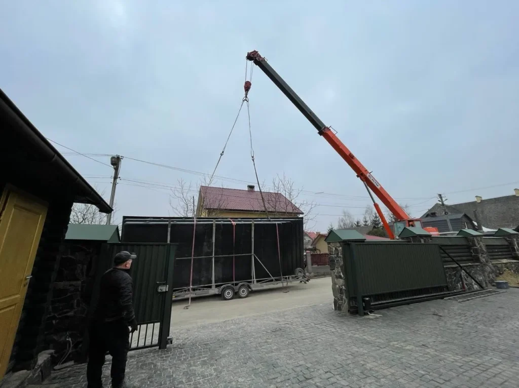 Доставка крупногабаритного укрытия для бассейна краном через ворота частного дома