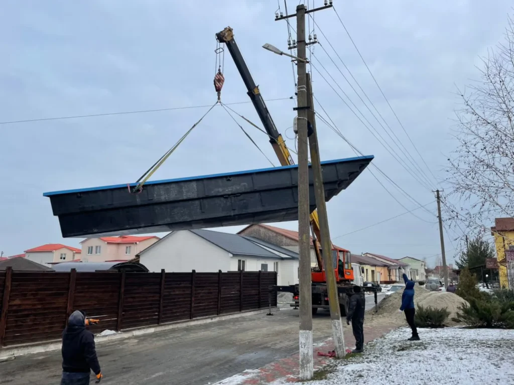 Транспортировка чаши композитного бассейна 11м краном по улице — доставка Grand Pools