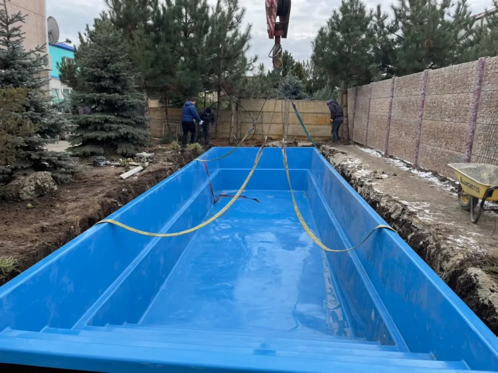Монтаж синей чаши композитного бассейна 11м в котлован зимой — команда Grand Pools