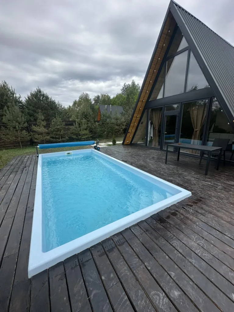 Композитный бассейн Luna 6 метров, встроенный вровень с деревянной террасой.