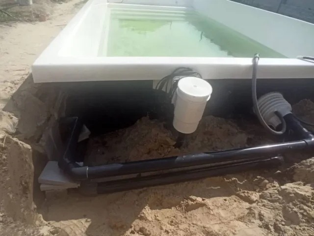 Зворотна засипка басейну з одночасним наповненням чаші водою.