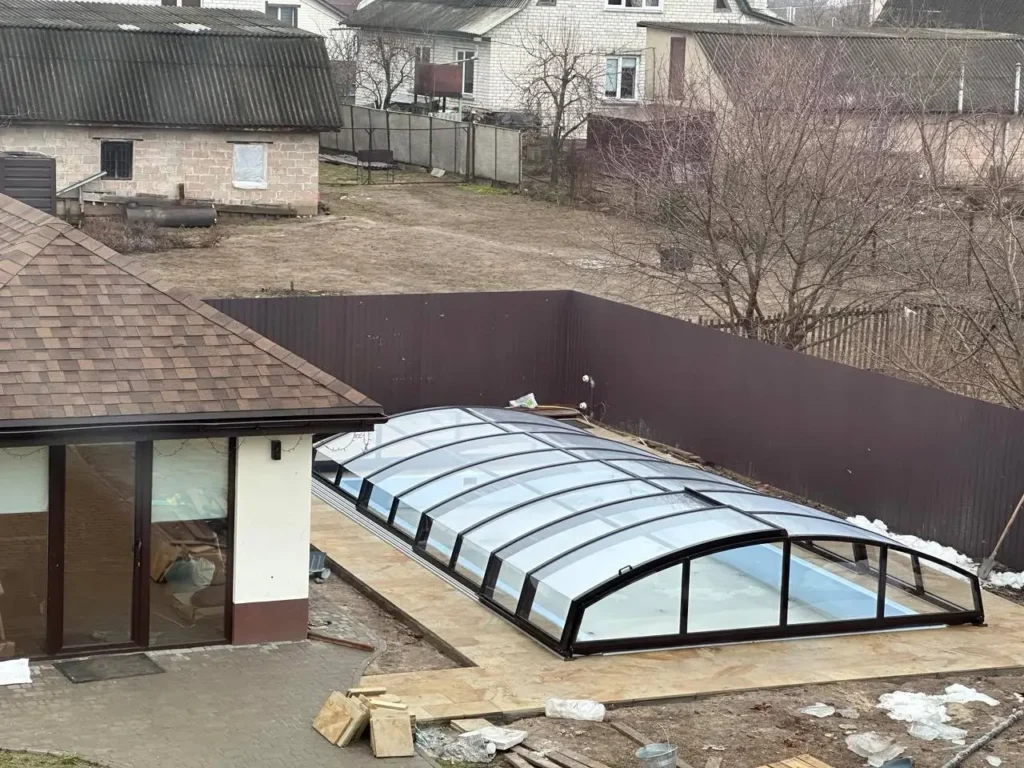 Низкий павильон над бассейном возле дома.